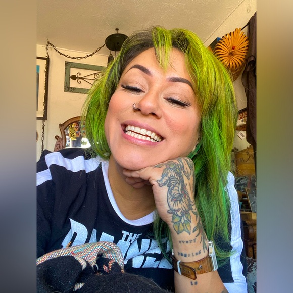 Hi! I’m Allie 💚✨🖤 - Picture 1 of 1